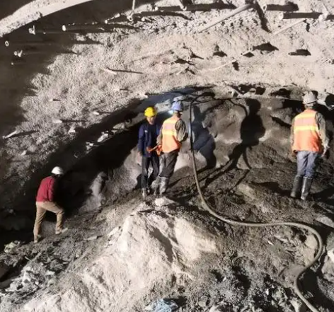 下谷坪土家族乡隧道拱顶带模注浆料，微膨胀注浆料的特点及施工工艺